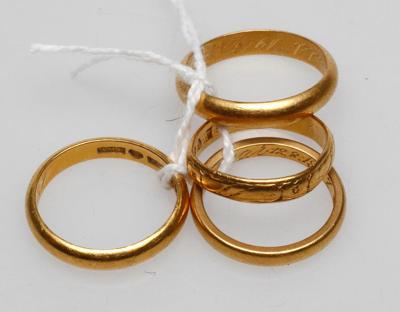 RINGAR, 4 st, 23k guld, vikt ca 25 gram.