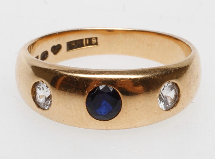 RING, 18k guld, blå och vita stenar, vikt ca 6,2 gram.
