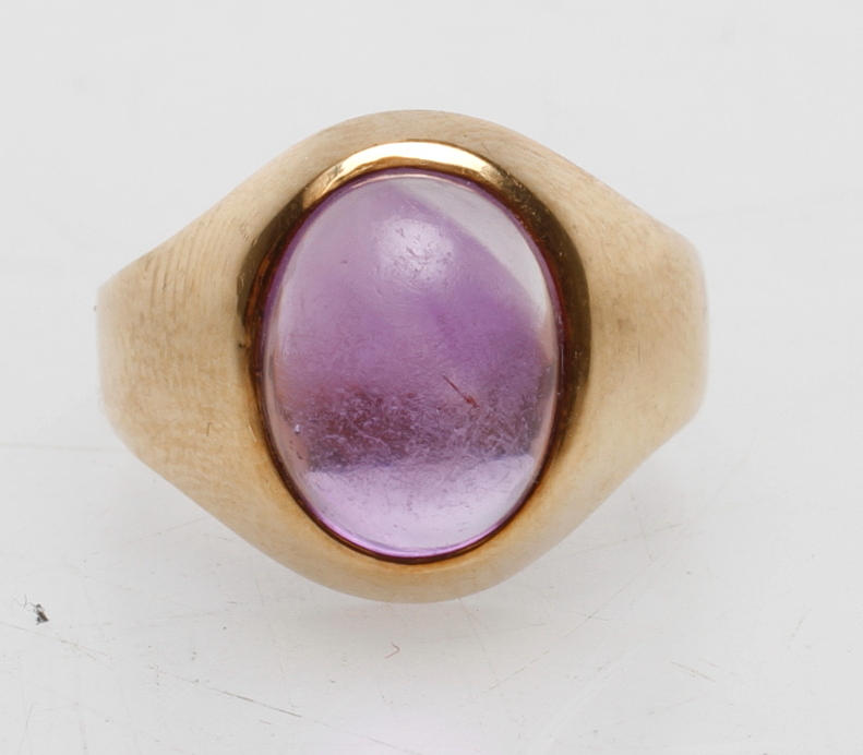 RING, 18k guld med lila sten, vikt ca 2,3 gram.
