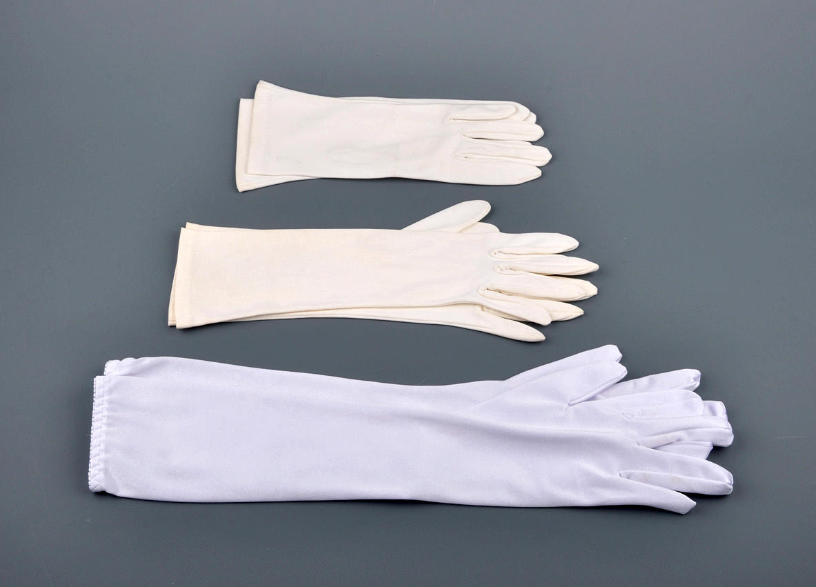 DAMENHANDSCHUHE. Uppsättning av tre Materialet satin, textil, färgerna vitt och grädde.