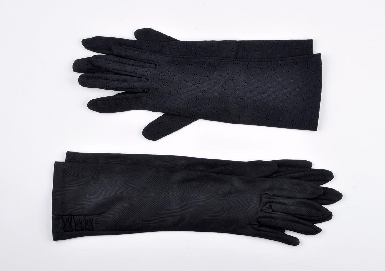 DAMENHANDSCHUHE. Uppsättning av två Svart satin tyg vanligt mönstrat.