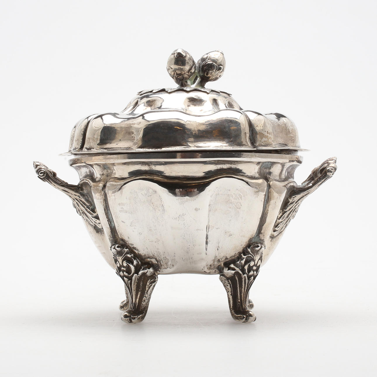 KONFEKTYRSKÅL med hänklar, silver, Juan Martinez, Madrid, Spanien, vikt ca 608 gram.