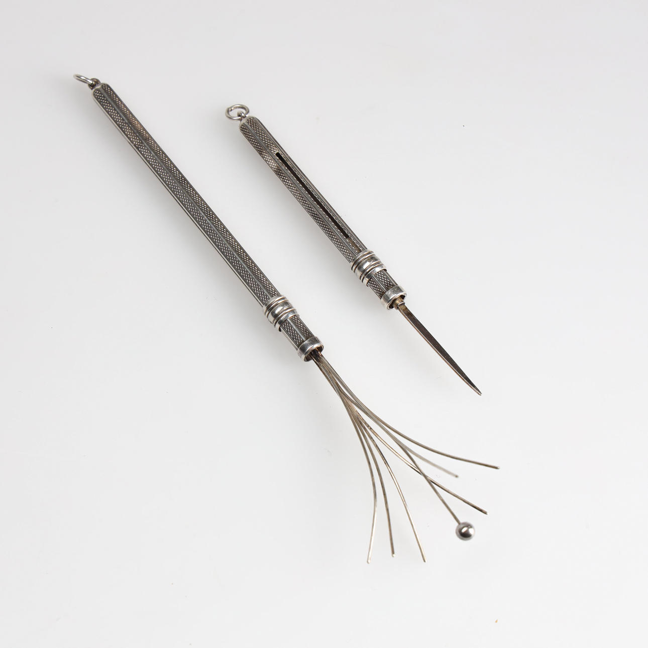 SAMPPANJAVISPILÄ JA OLIIVITANKO, hopea, 2 dl.