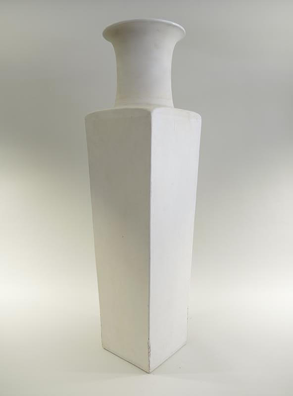 vas, fyrkantig vas med trumpethals, vitt porslin, Kina, troligen 18 århundrade.