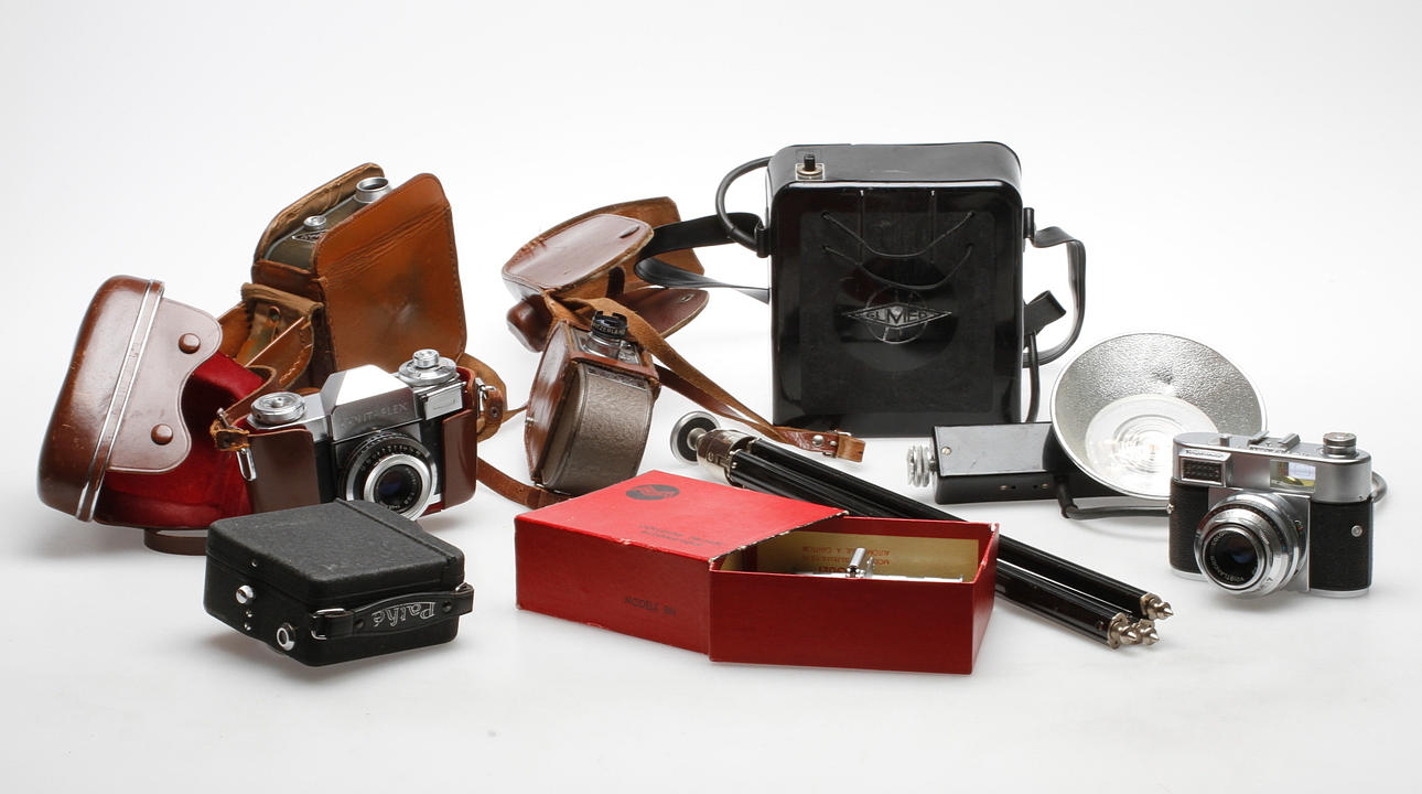 KAMEROR och TILLBEHÖR, omkring 1900-talets mitt.
