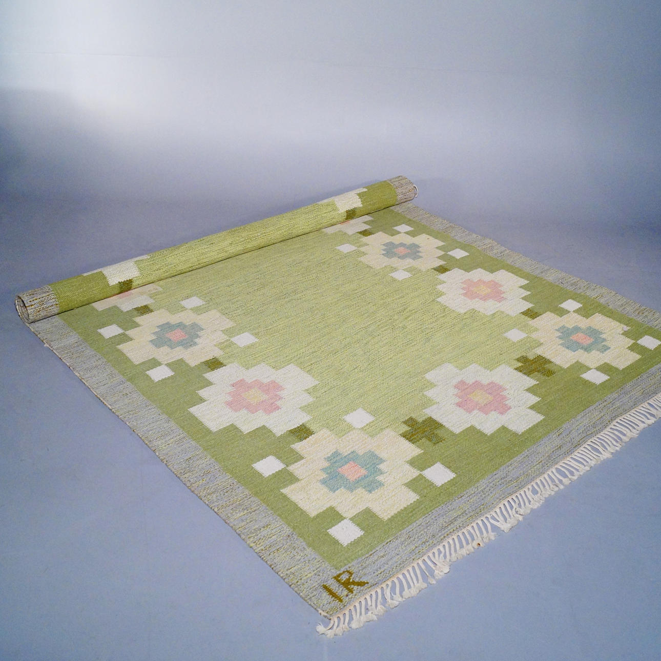 IDA RYDELIUS. TEPPICH, Korbgeflecht, signiert IR.