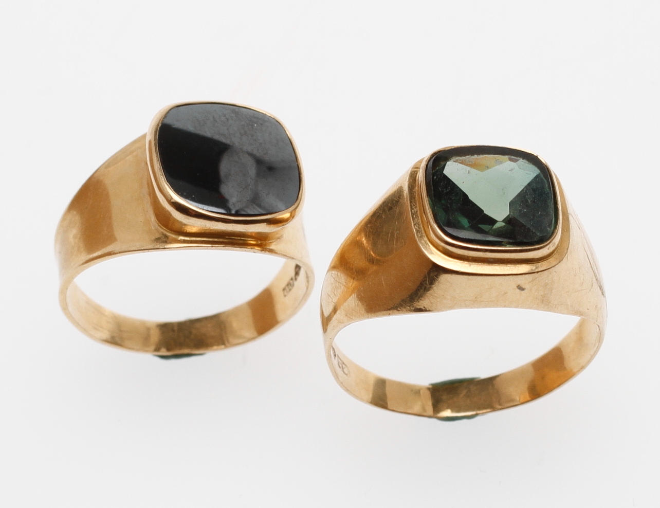 KLACKRINGAR, 2st, 18k guld med svart och grön sten, vikt tot ca 8,3 gram.