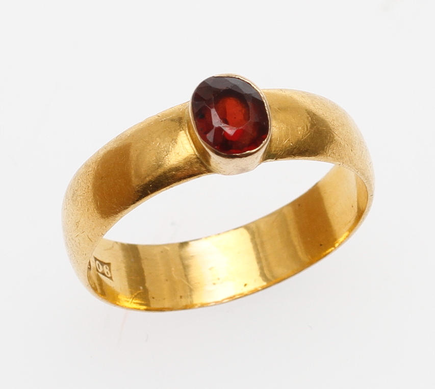 RING, 23 karat guld med rød sten, vægt ca. 6 gram.