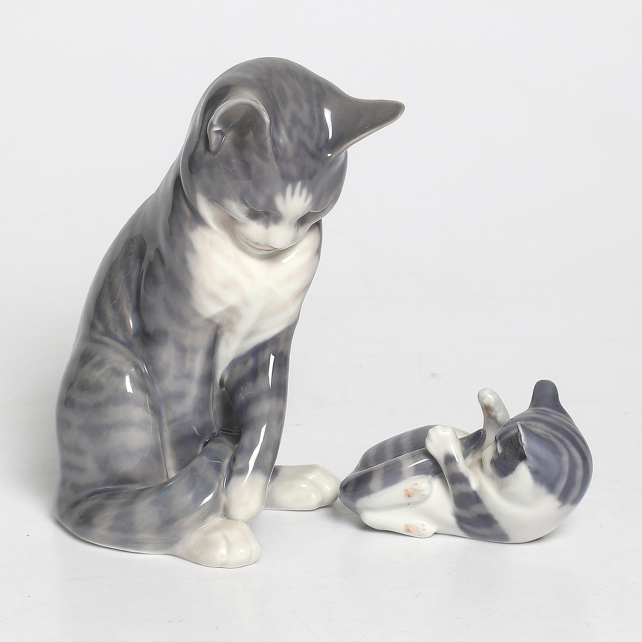 FIGURINER, 2 st, porslin, katter, Kunglig Dansk, Danmark. 1900-tal.