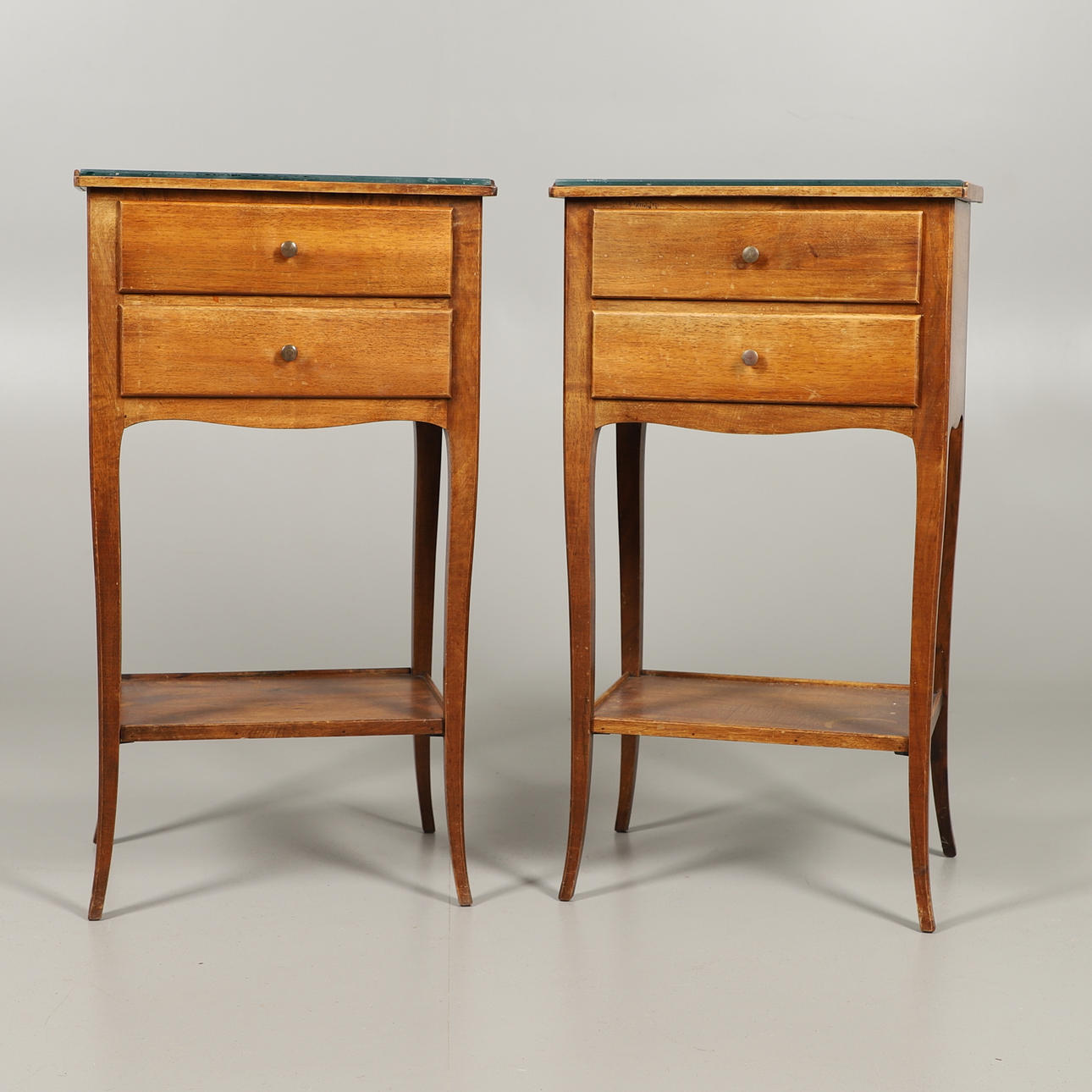 PARI RANSKALAISIA YÖPÖYTIÄ.