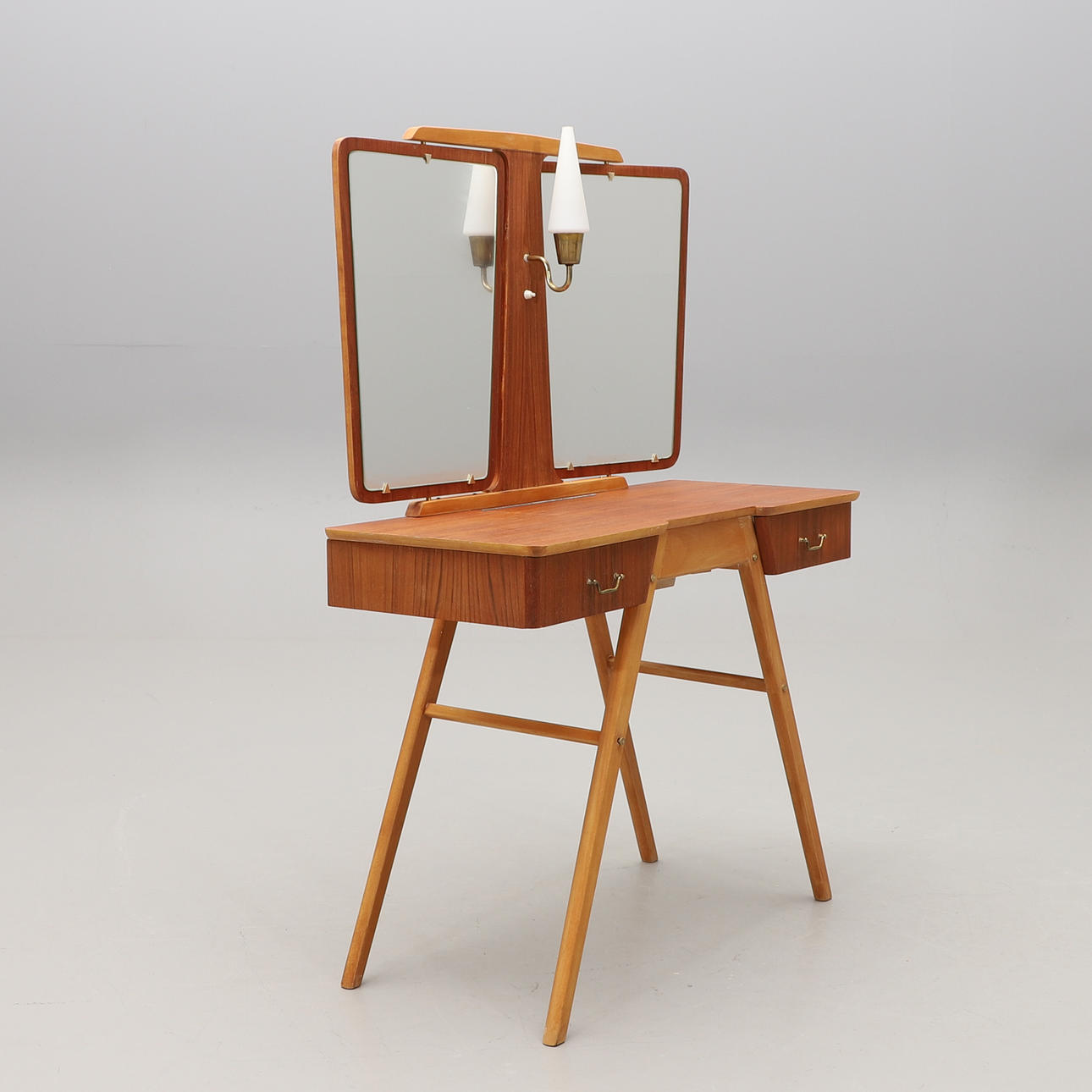 A 1950′s dressing table.