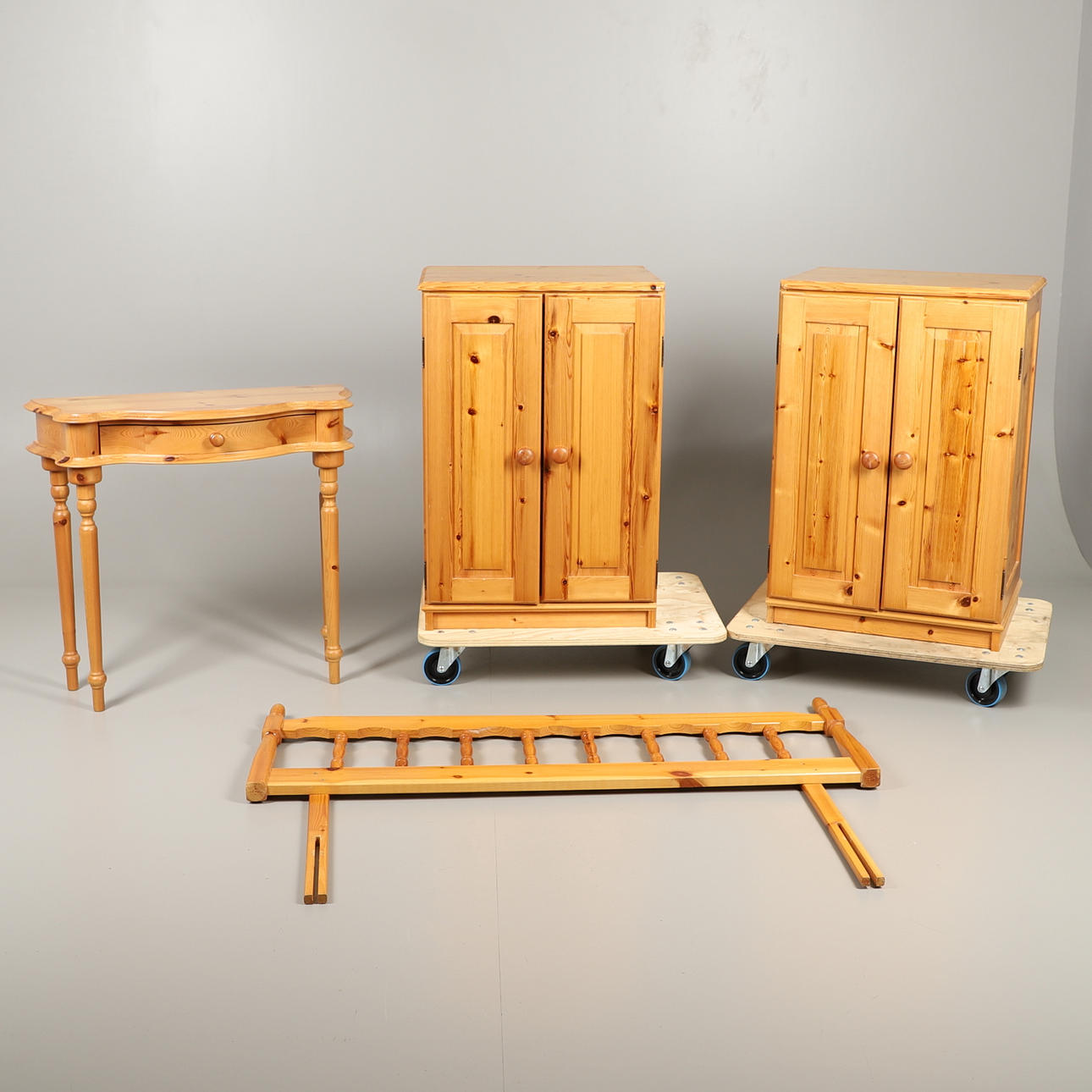 TO MODERNE FYRRETRÆSSKABE, TOILETBORD OG SENGEENDE.