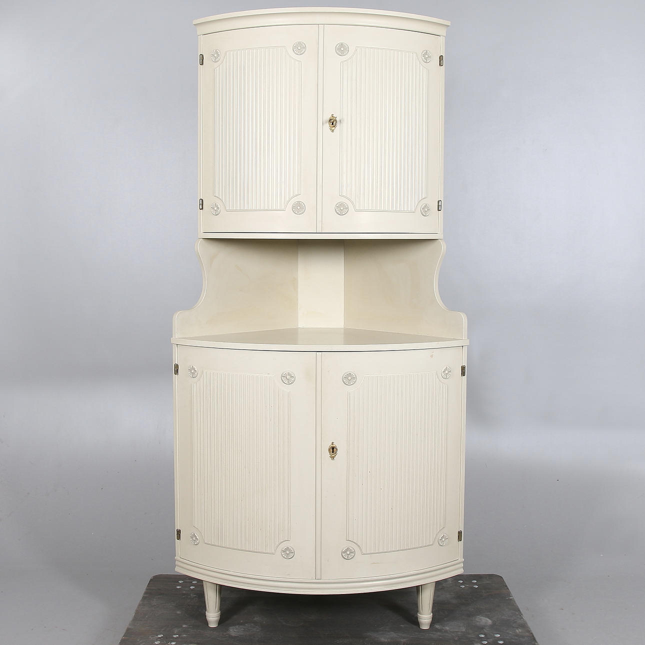 HÖRNSKÅP, Gustaviansk stil, 1900-talets andra hälft.