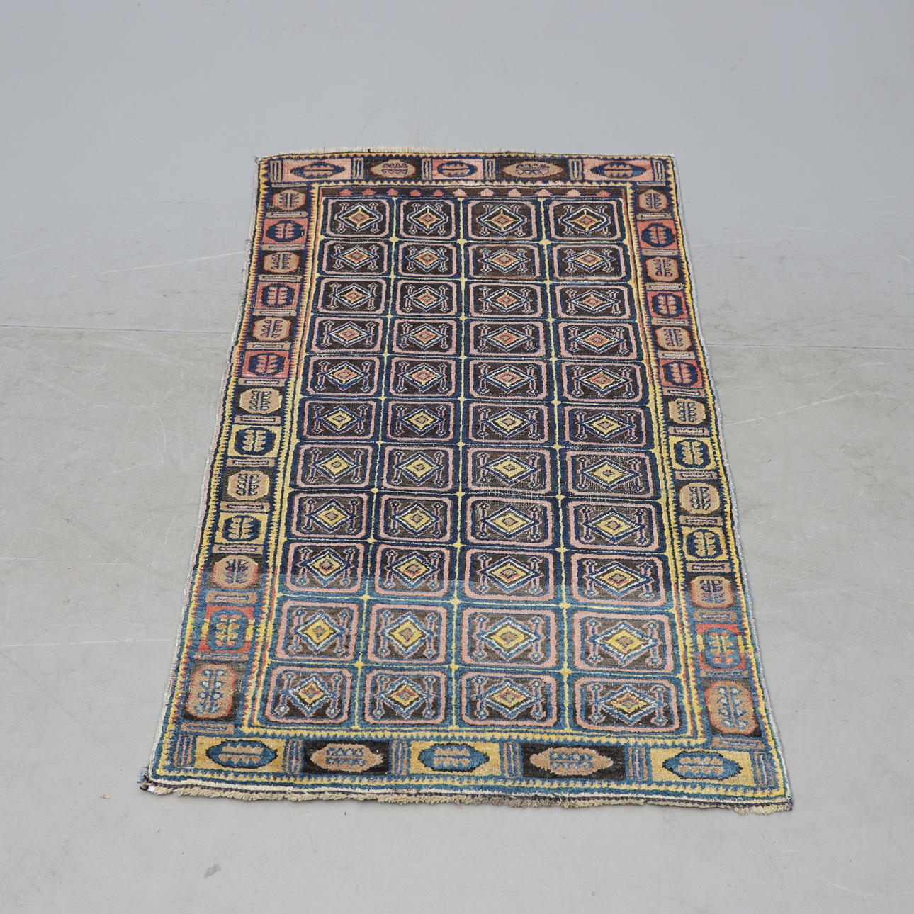 An oriental rug. Approx. 135x75 cm.