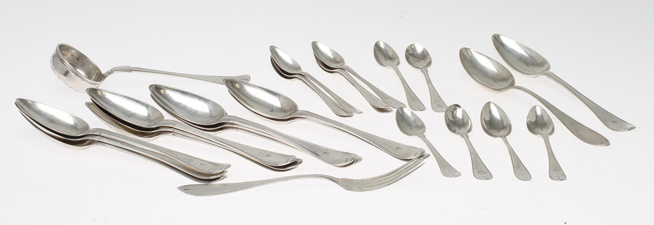 PARTI SILVER, mestadels skedar bland annat Gustaf Hamnqvist (Åmål 1789-1818). Total vikt 1232 gram.