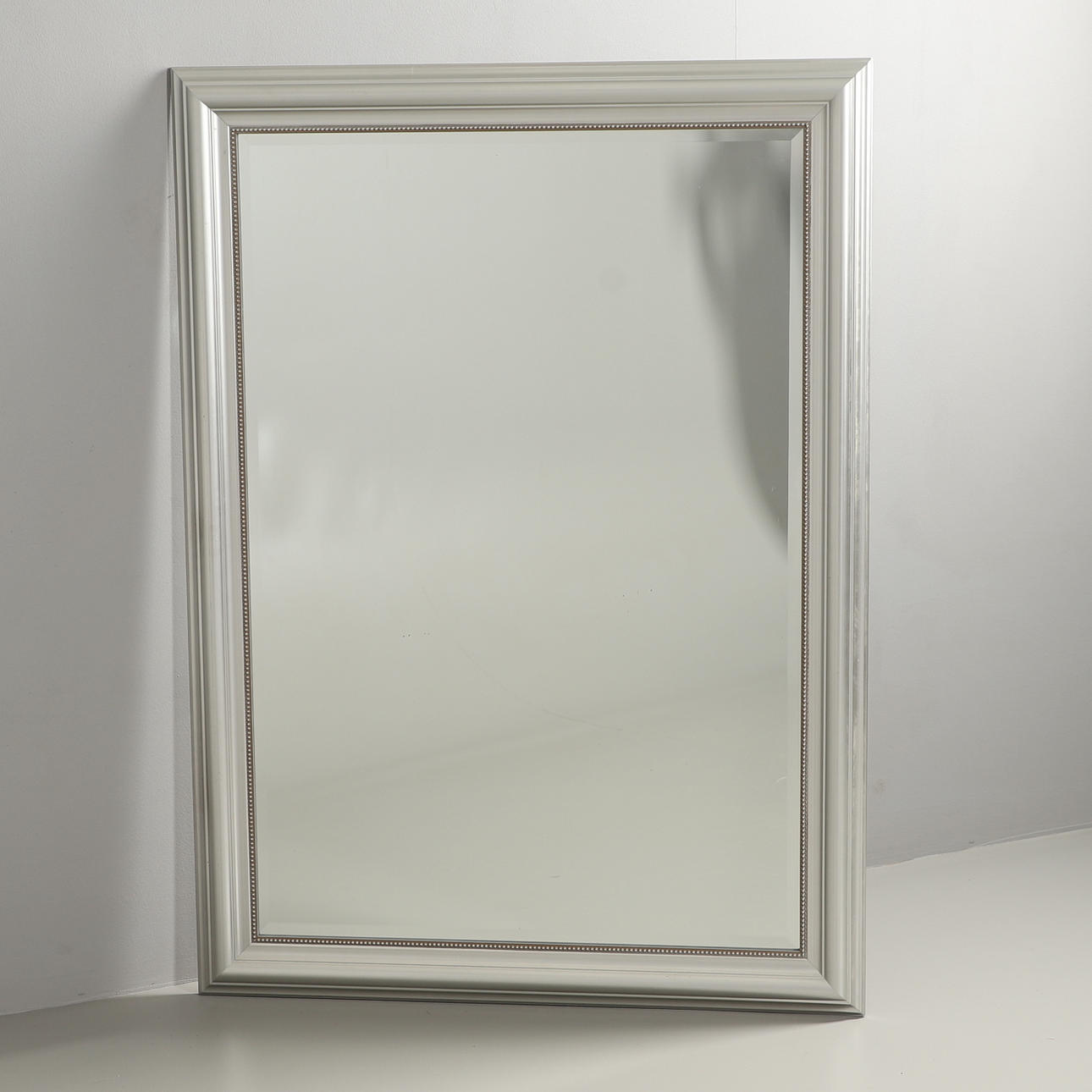 UN ESPEJO DE PARED MODERNO.