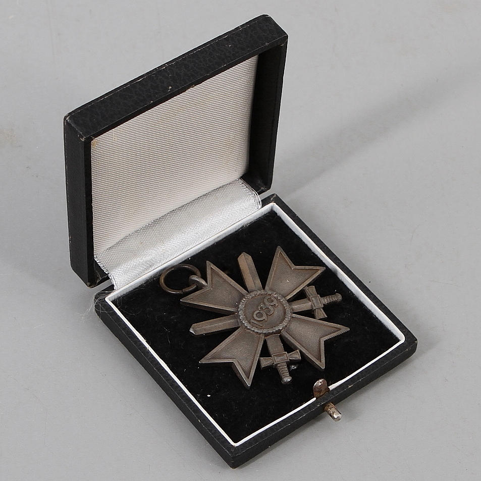 KRIGSFÖRTJÄNSTKORSET, 2 kl, med svärd, 1939. Etui.