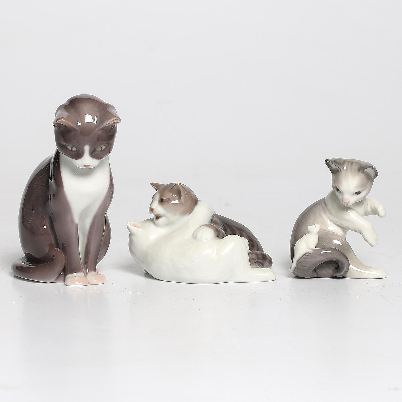 FIGURINER, 3 st, porslin, katter, Lladro, Spanien samt Kunglig Dansk och Bing & Gröndahl, Danmark. 1900-tal.