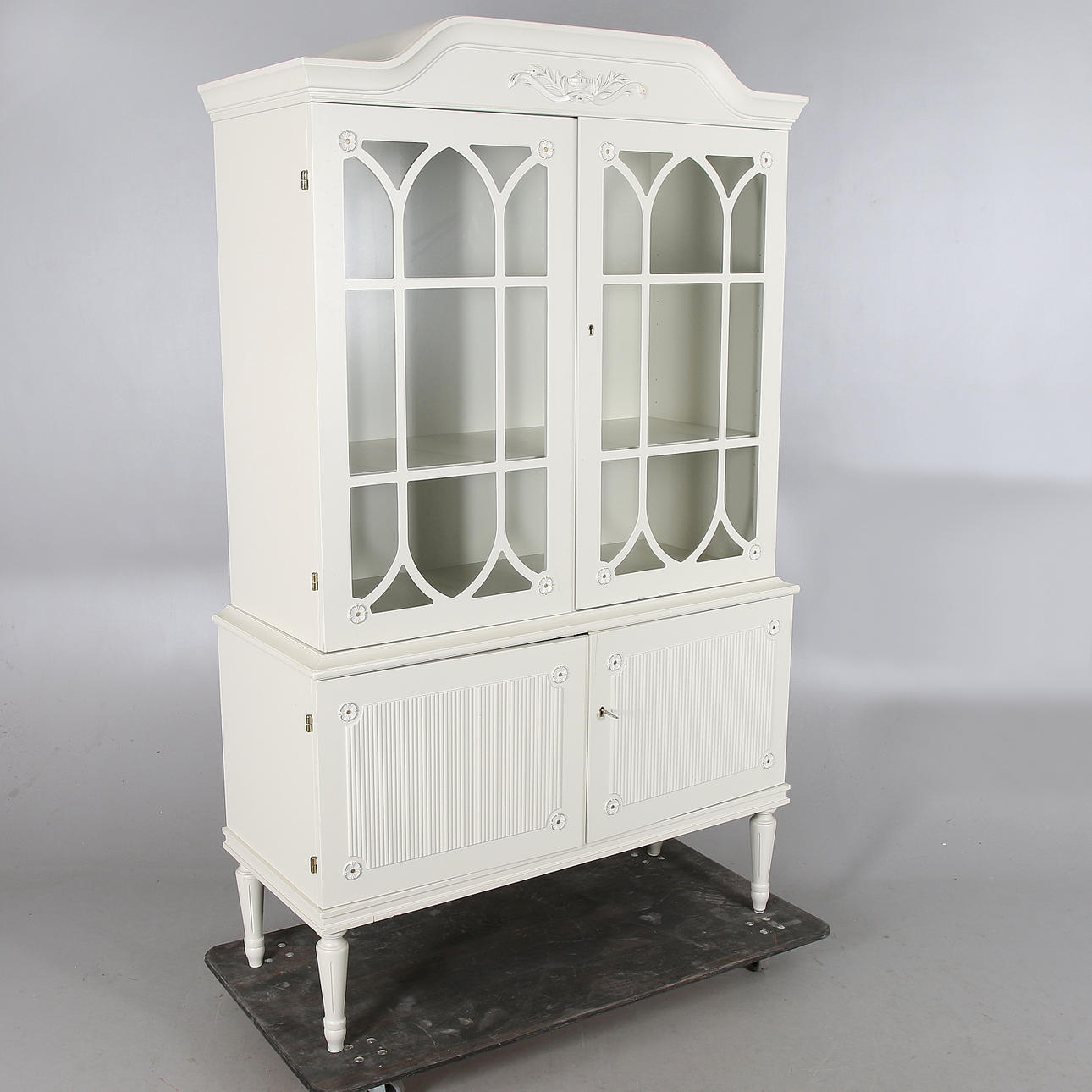 VITRINSKÅP, Gustaviansk stil. 1900-talets andra hälft.