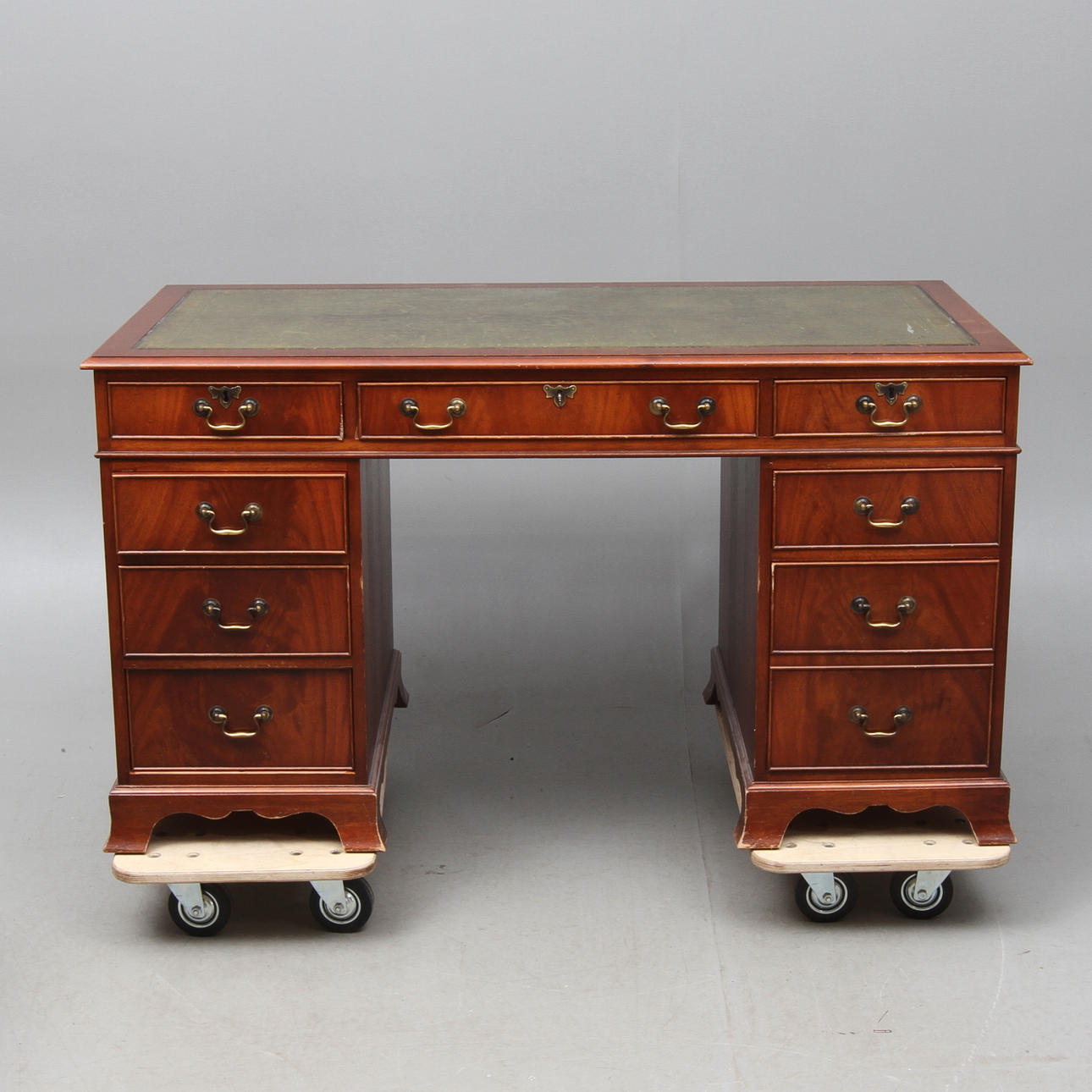 SKRIVBORD, Bradley, England, 1900-talets andra hälft.