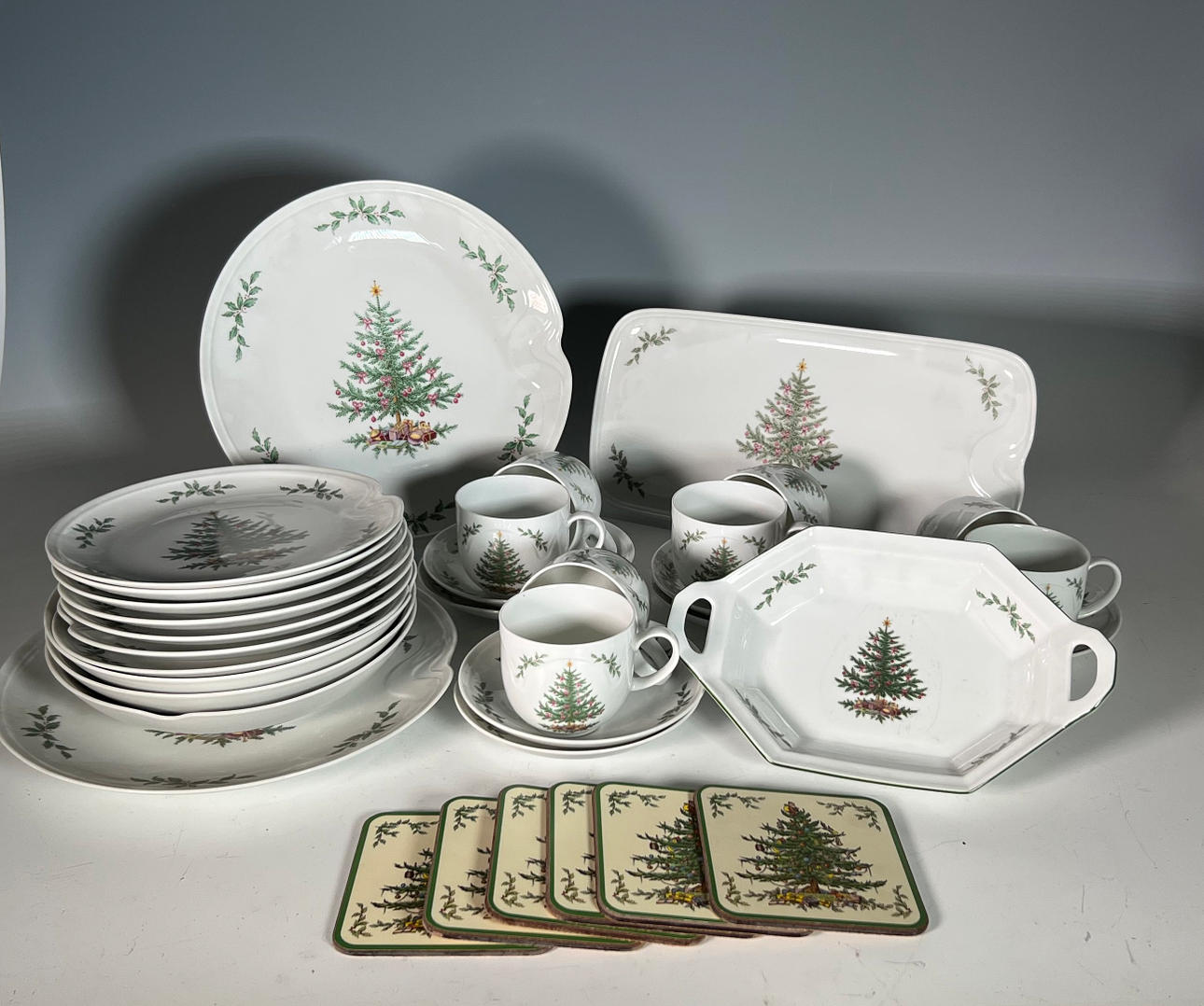 Weihnachtsservice / Service mit Tannenbaum Dekor (29). Keramik & Porzellan - Service