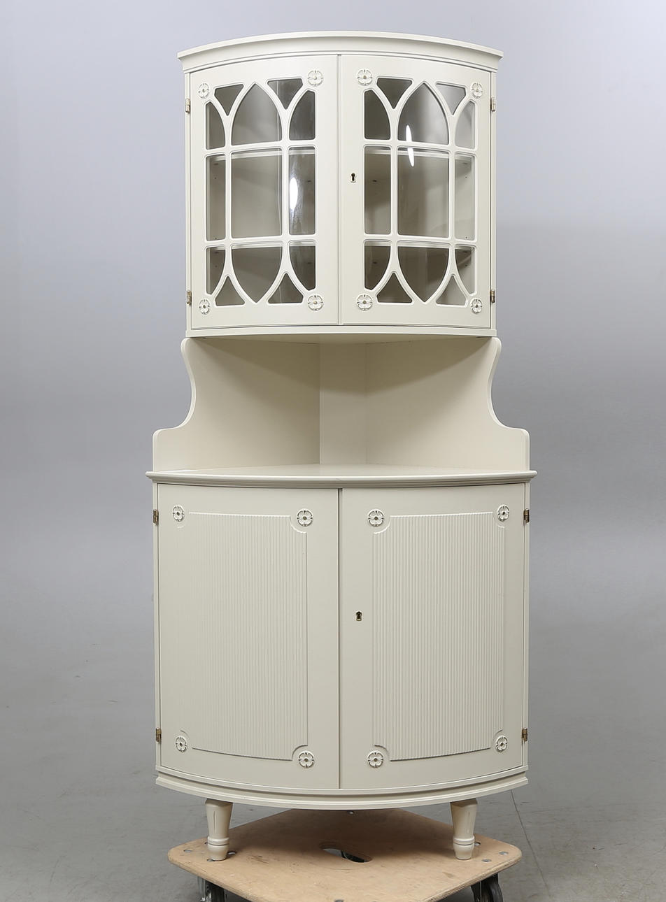 HÖRNSKÅP, gustavianskt stil, 1900-tal.