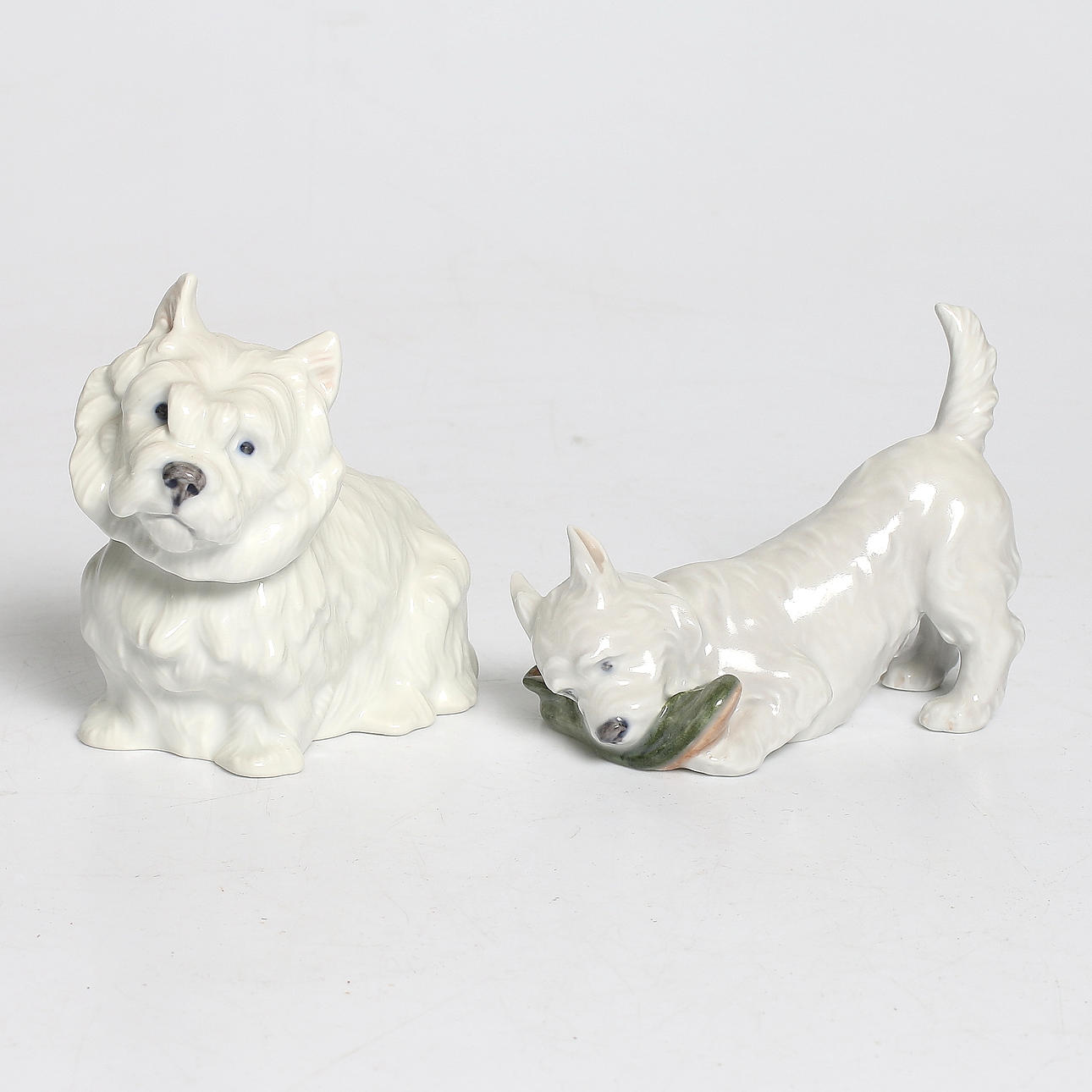 FIGURINER, 2 st, porslin, hundar, Kunglig Dansk. 1900-tal.
