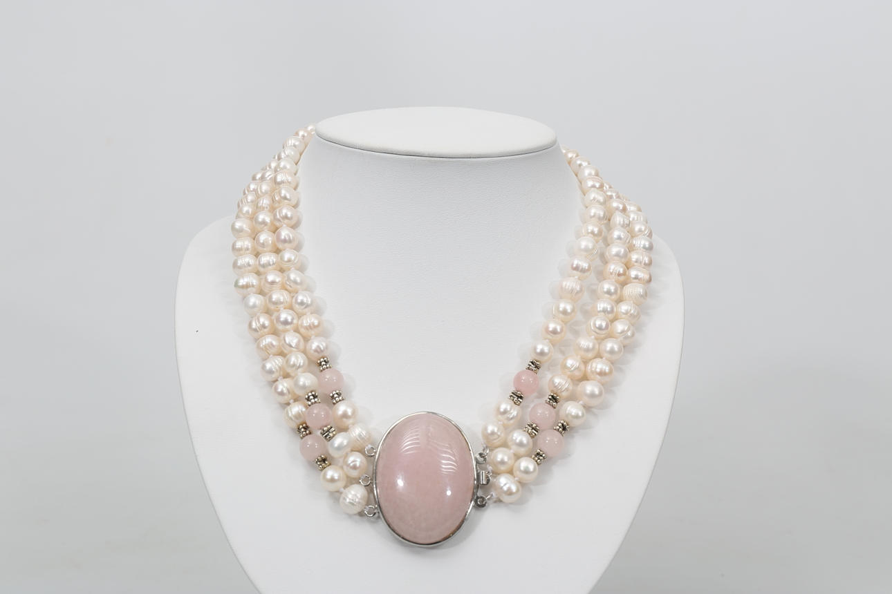 HALSBAND, 3-radigt, sötvattenspärlor och rosenkvarts.