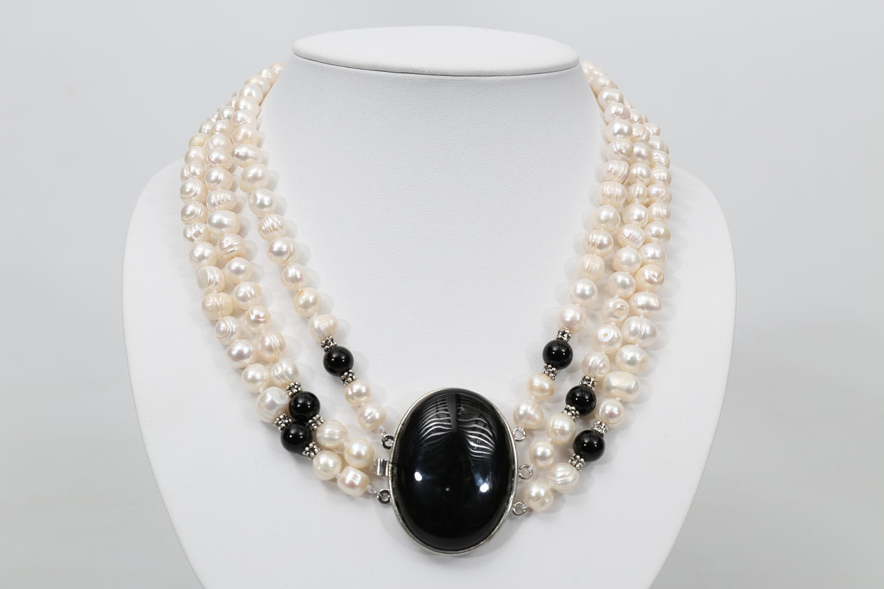 HALSBAND, 3-radigt, sötvattenspärlor och svart agat.