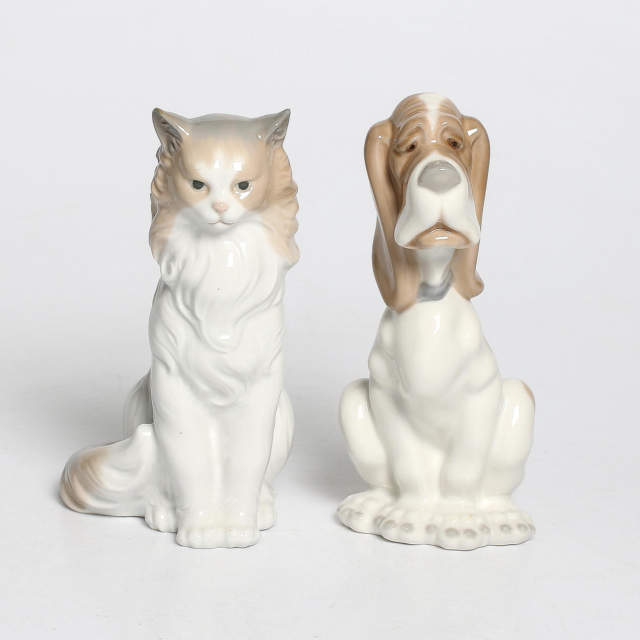 FIGURINER, 2 st, porslin, hund och katt, Lladro, Spanien, 1900-tal.