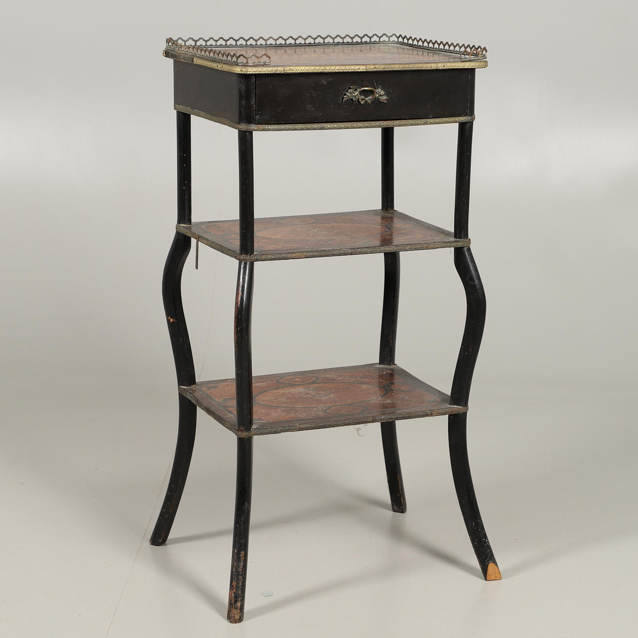 FRANSKA TRE NIVÅER ETAGERE.