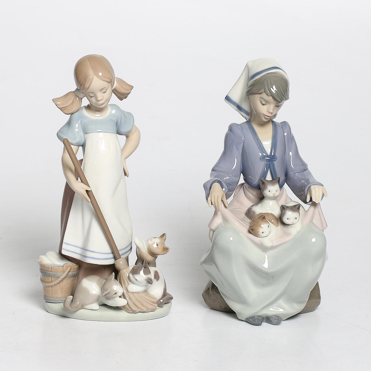 FIGURINER, 2 st, porslin, flickor med katter, Lladro, Spanien, 1900-tal.