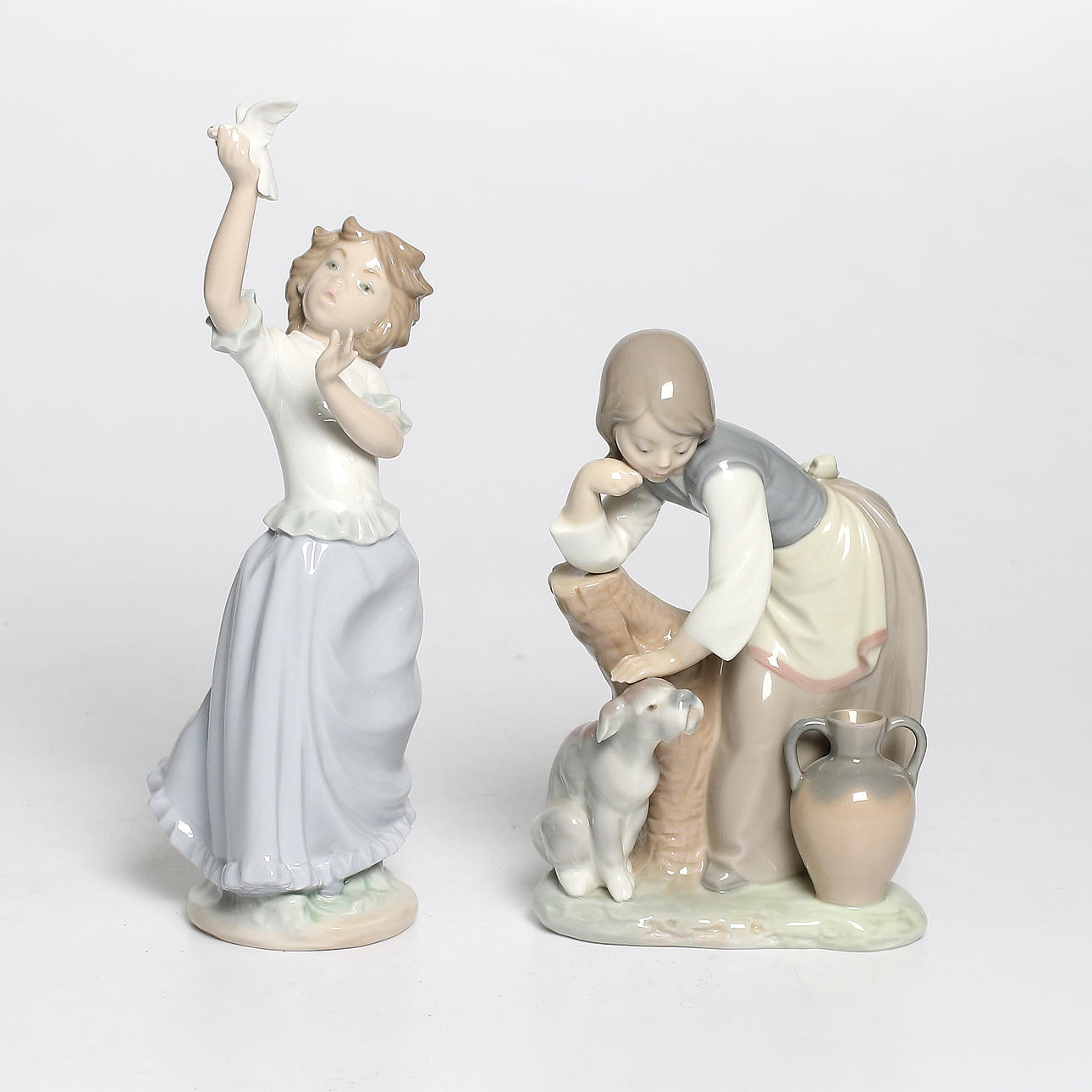FIGURINER, 2 st, porslin, flickor med hund och fågel, Lladro, Spanien, 1900-tal.