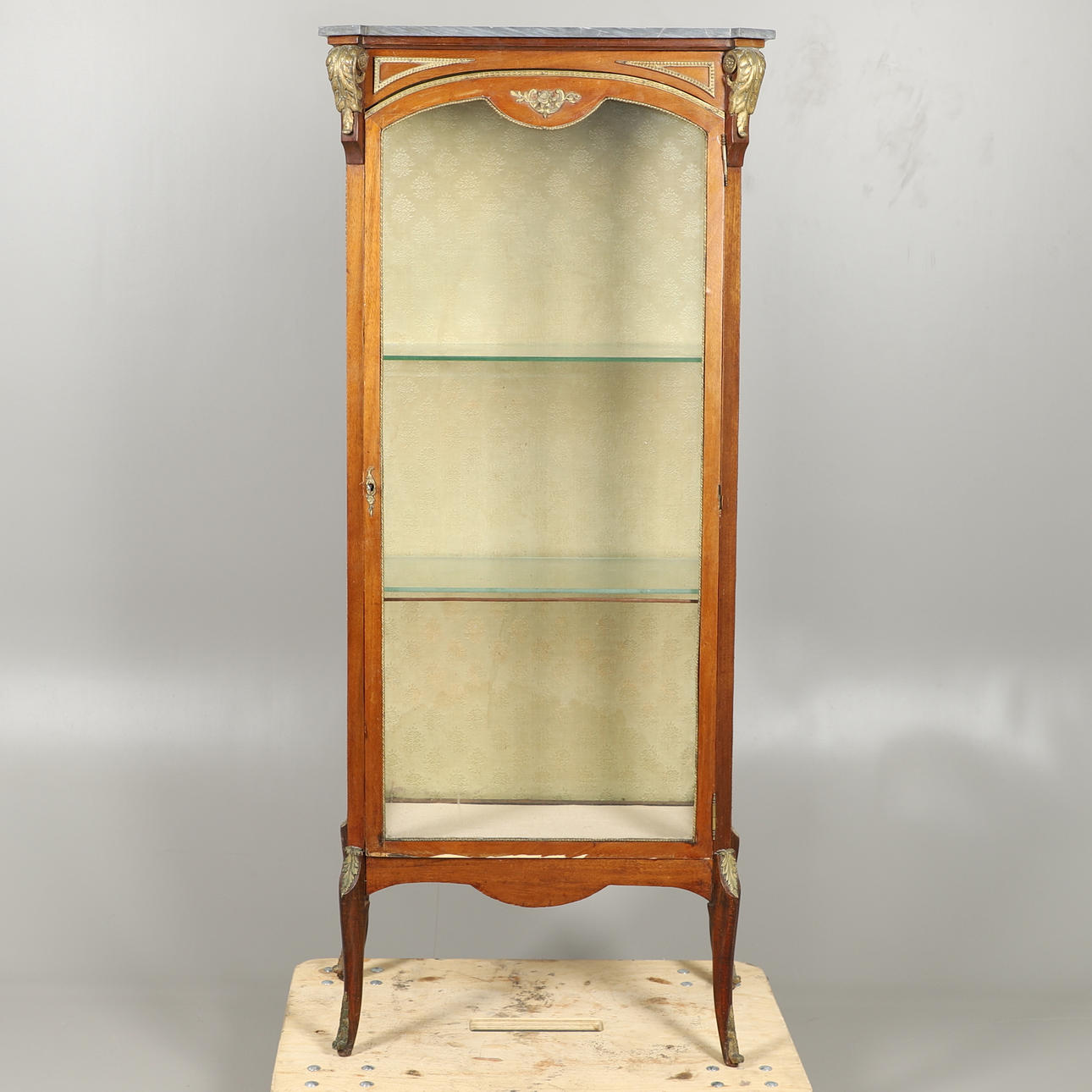 FRANSK MARMOR TOPPSKÅP.