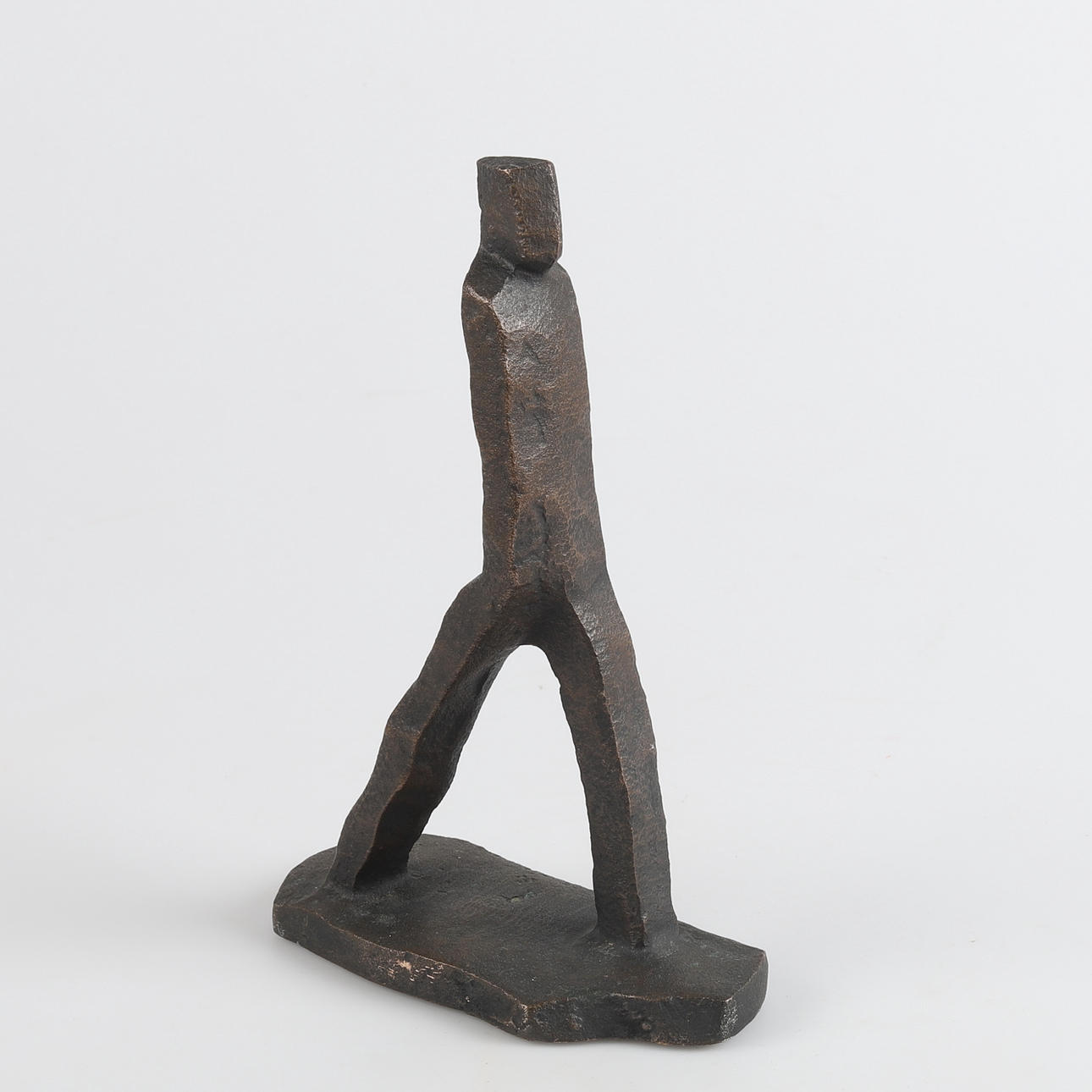 ERIK HEIDE (DANMARK, FÖDD 1934). Man on the Road, bronze, signed and dated 2000.