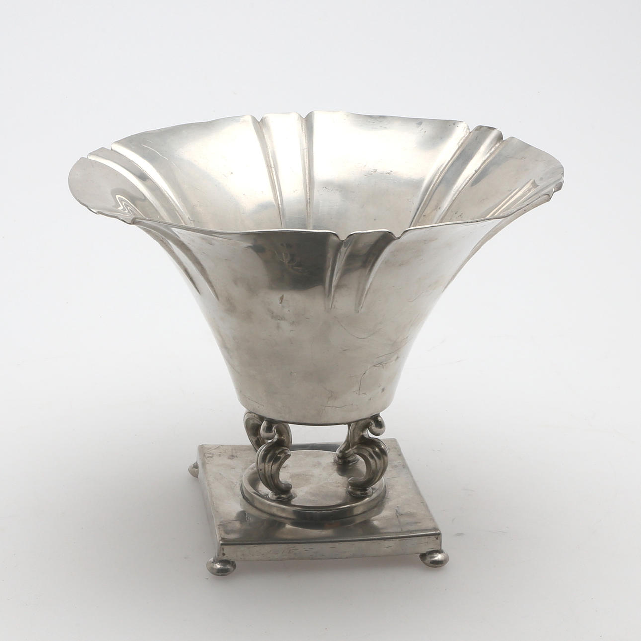 TENNSKÅL, på fot, svenskt-tenn, Knut Eriksson & Co Metall-fabriks AB, Eskilstuna, 1934.