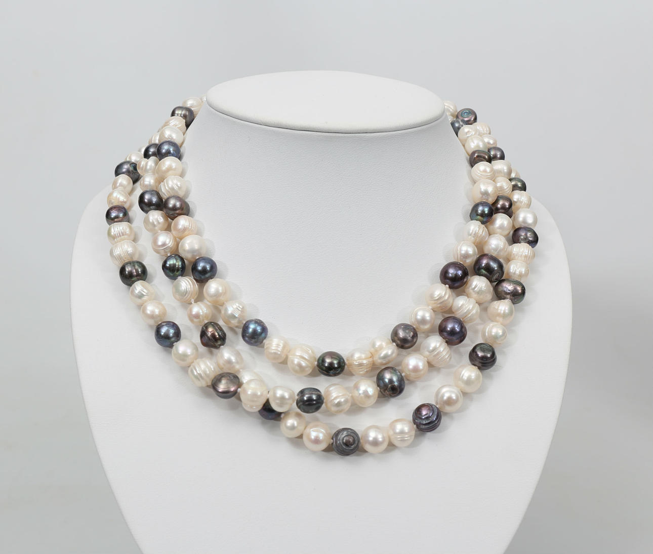HALSBAND, vita och grå sötvattenspärlor, 2000-tal.