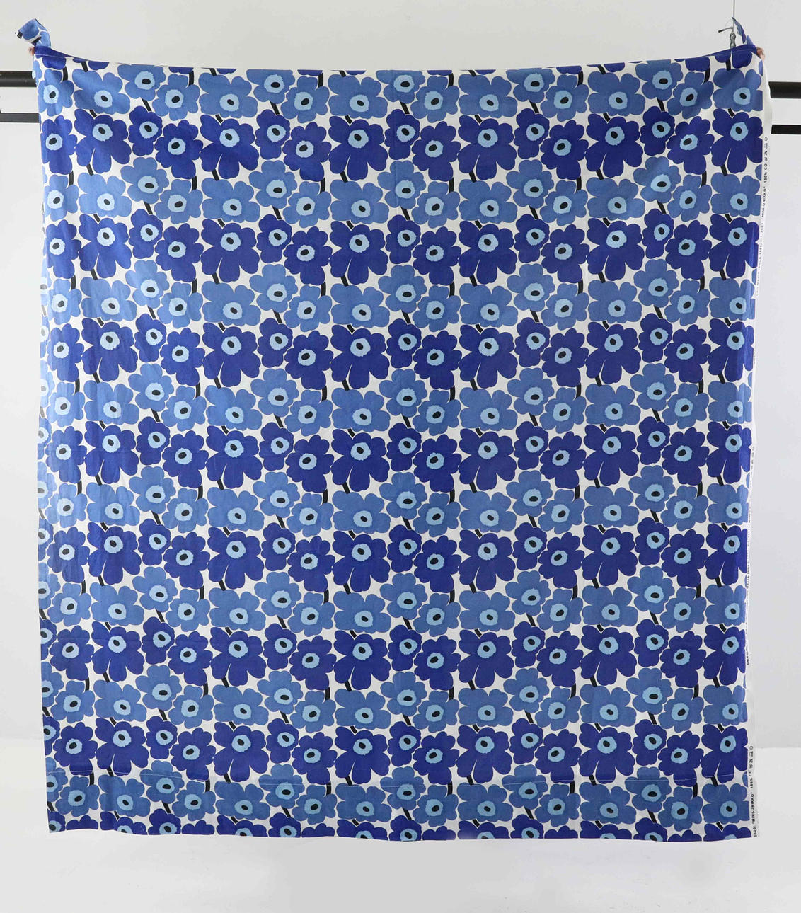 maija-isola-gardiner-ett-par-unikko-marimekko-finland-mattor