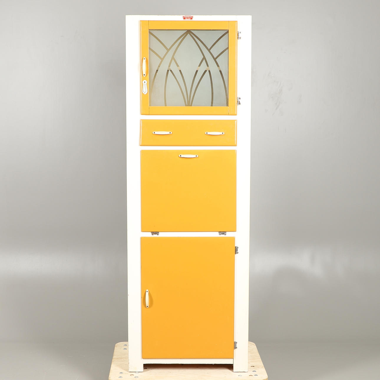 ETT VINTAGE LÄNSMÅLAT KÖKSSKÅP.