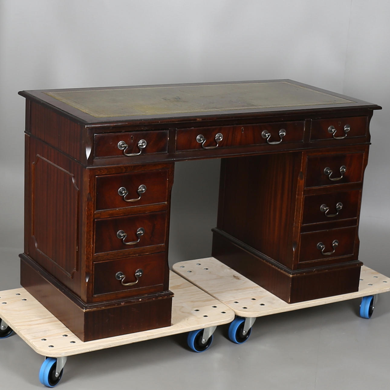 SKRIVBORD, engelsk-stil, 1900-talets andra hälft.