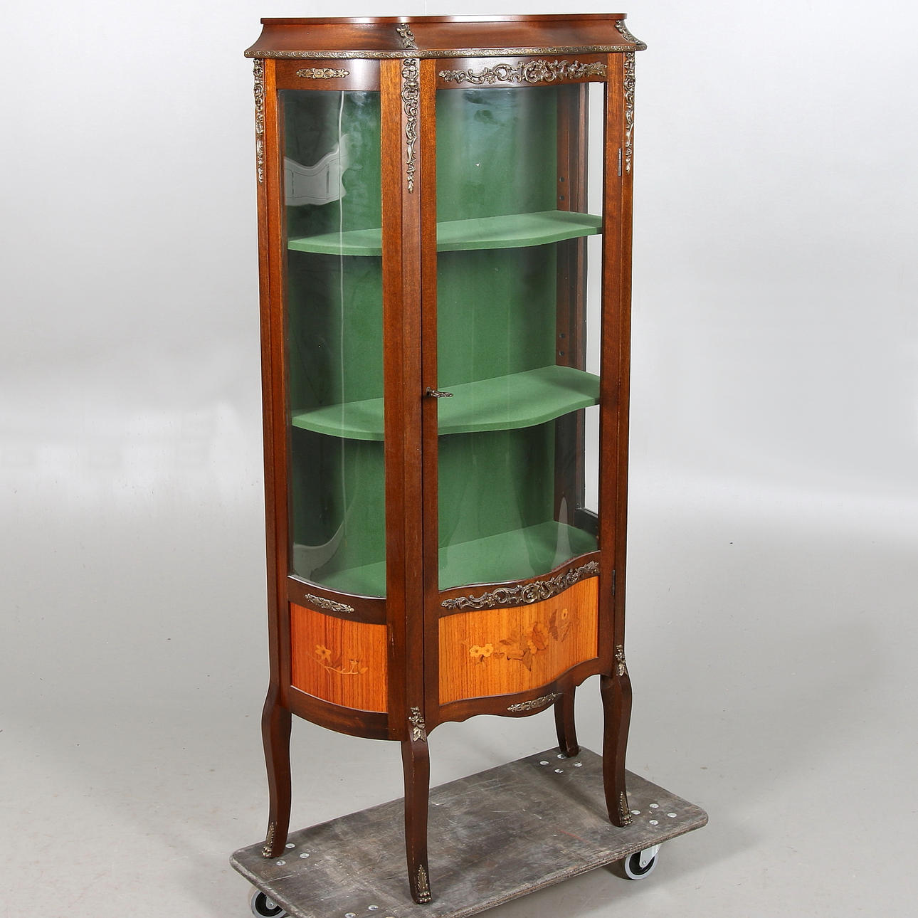 VITRINSKÅP, rokokostil. 1900-talets andra hälft.