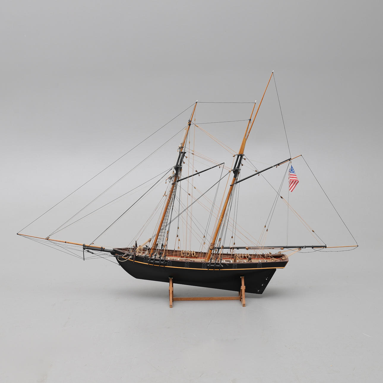 EIN HANDGEFERTIGTER SCHONER, DER „LUCHS“.