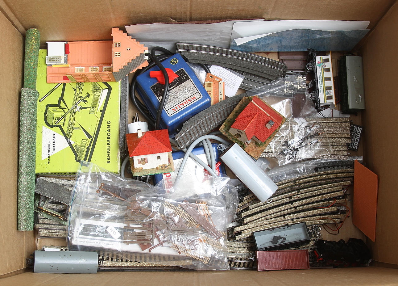 DIVERSE MODELLTÅG, Lok, Vagnar, Räls, Hus, bla Märklin.