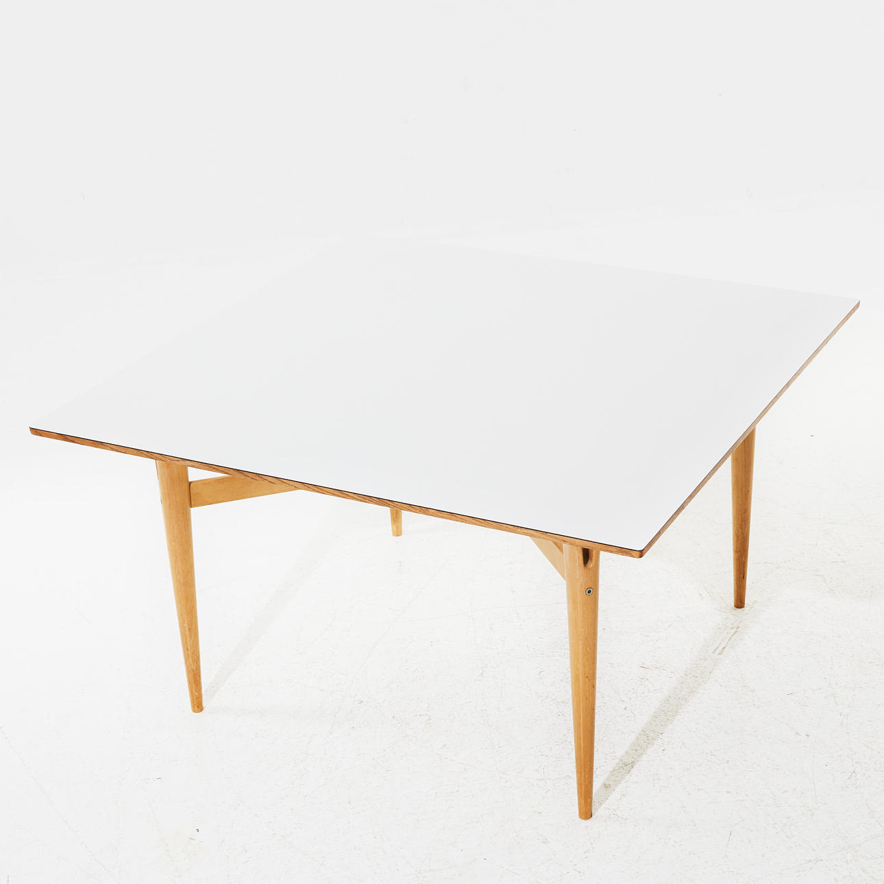 BRUNO MATHSSON. Una mesa de café de Karl Mathsson, Värnamo, 1963.