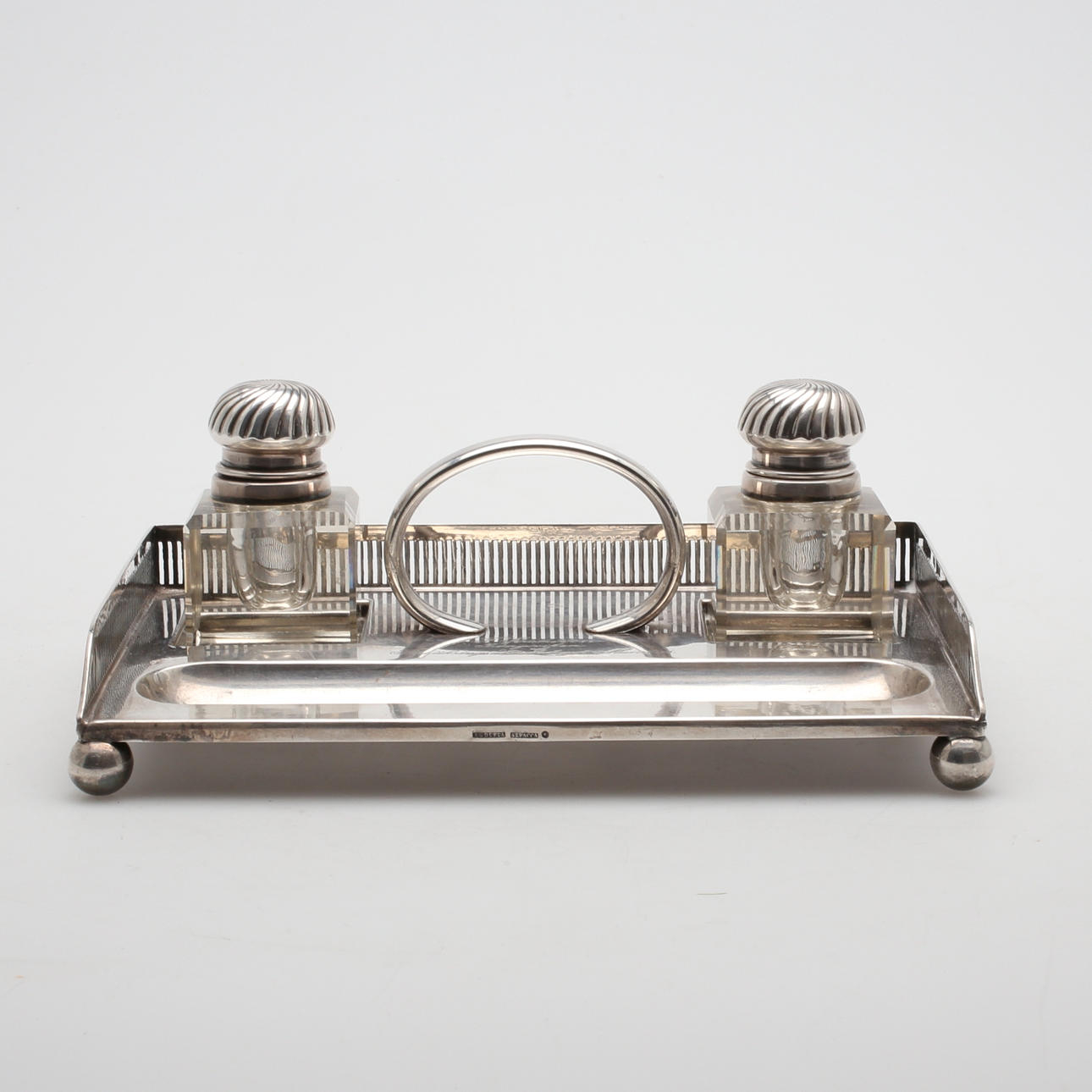 SKRIVSTÄLL, med handtag, nysilver, 1900-tal.