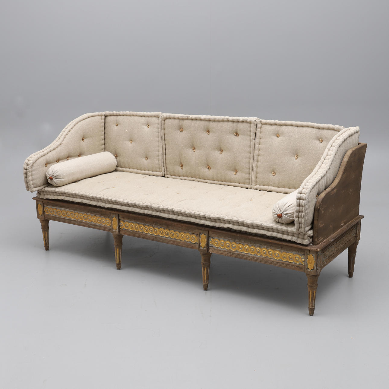 SOFÁ ABREVADERO. ESTILO GUSTAVIANO.