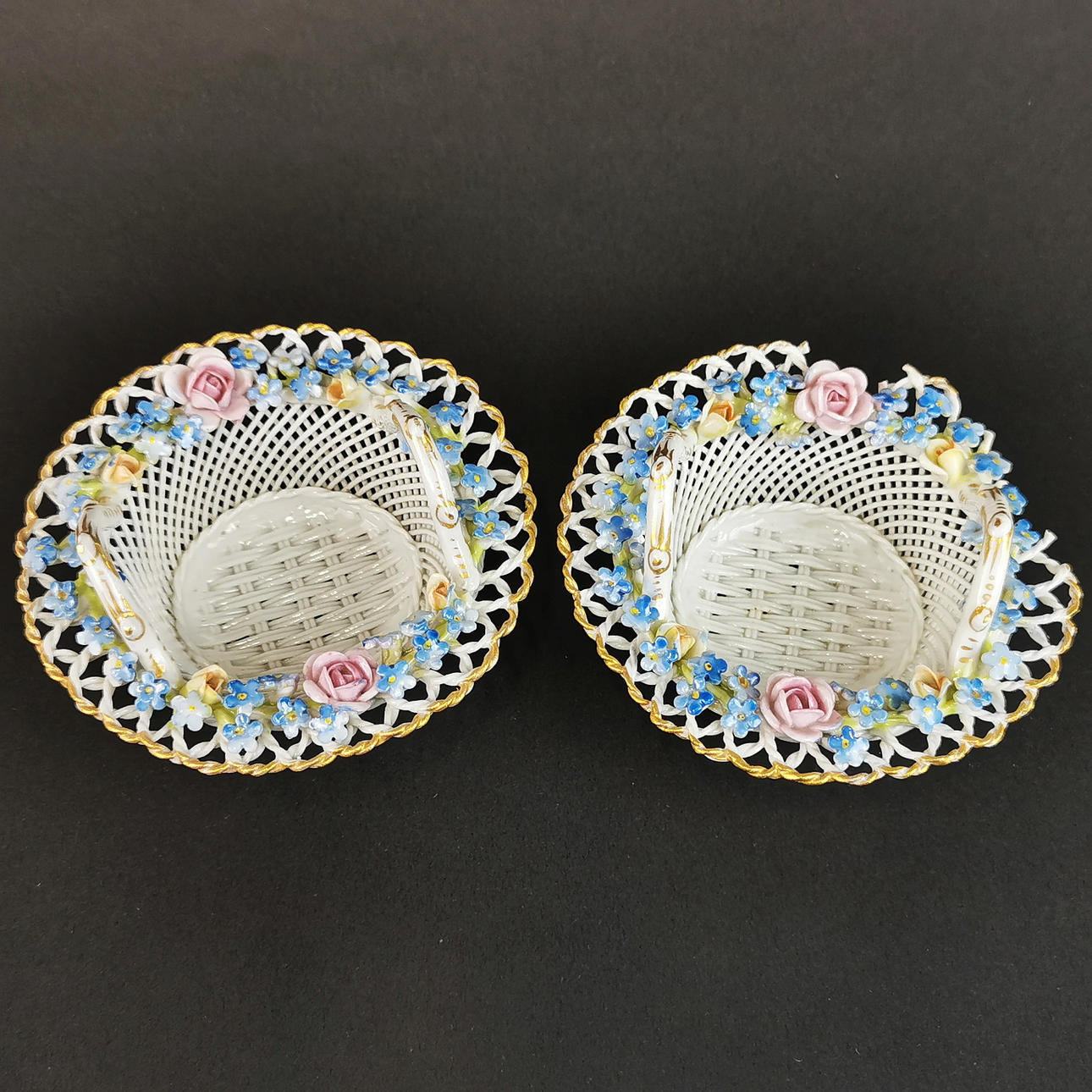 ARBEJDSKURVE I PORCELÆNSBLONDER.