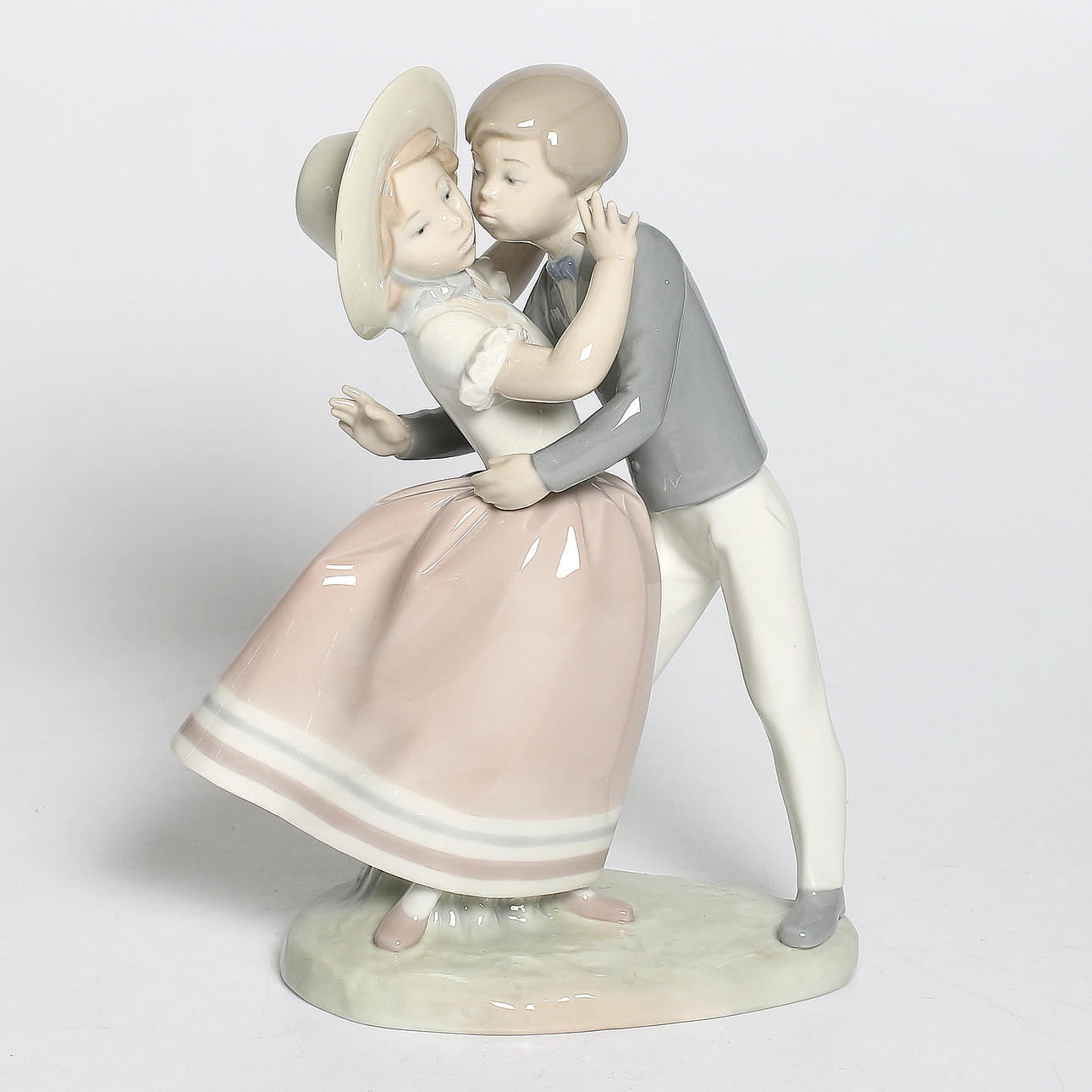 FIGURIN, porslin, första kyssen, Lladro, Spanien, 1900-tal.