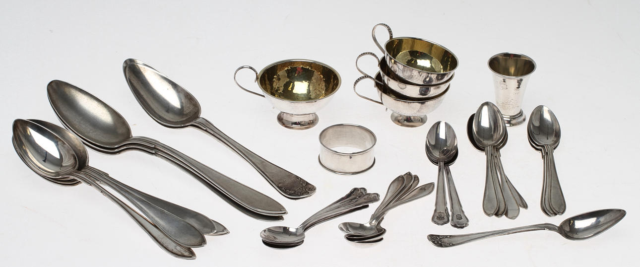 PARTI SILVER, bland annat skedar och punschmuggar. Total vikt 962 gram.