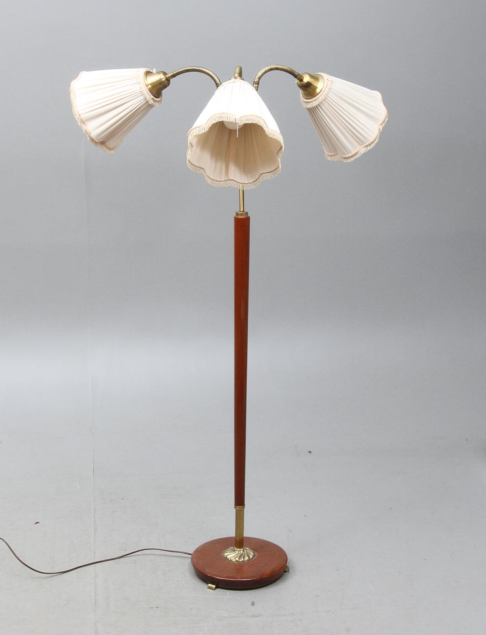 GOLVLAMPA, med 3 ljuspunkter, 1900-tal.